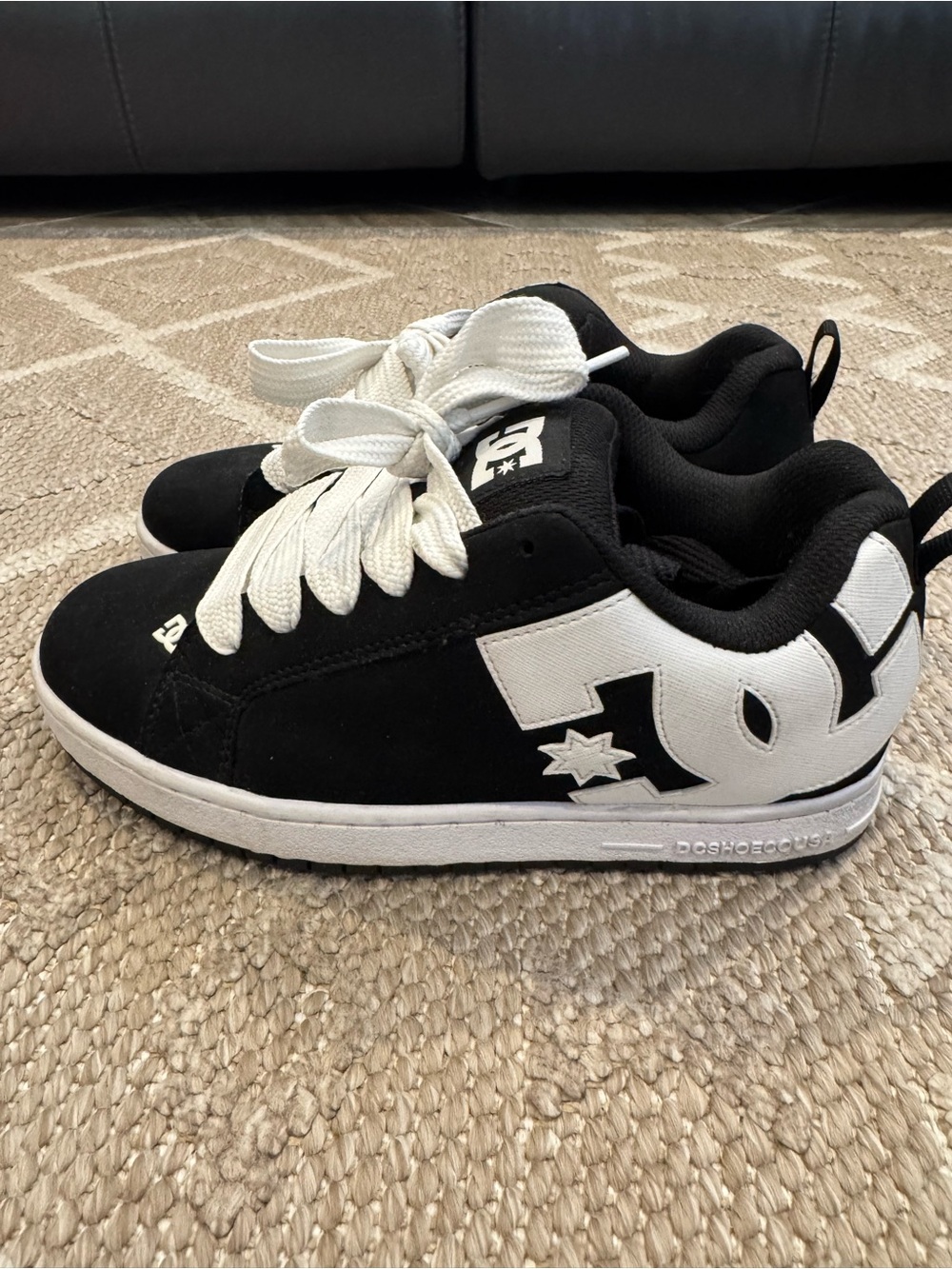 DC Court Graffik Skate Shoes Black White Men’s 7 Women’s 8.5 NWOT - Picture 3 of 5